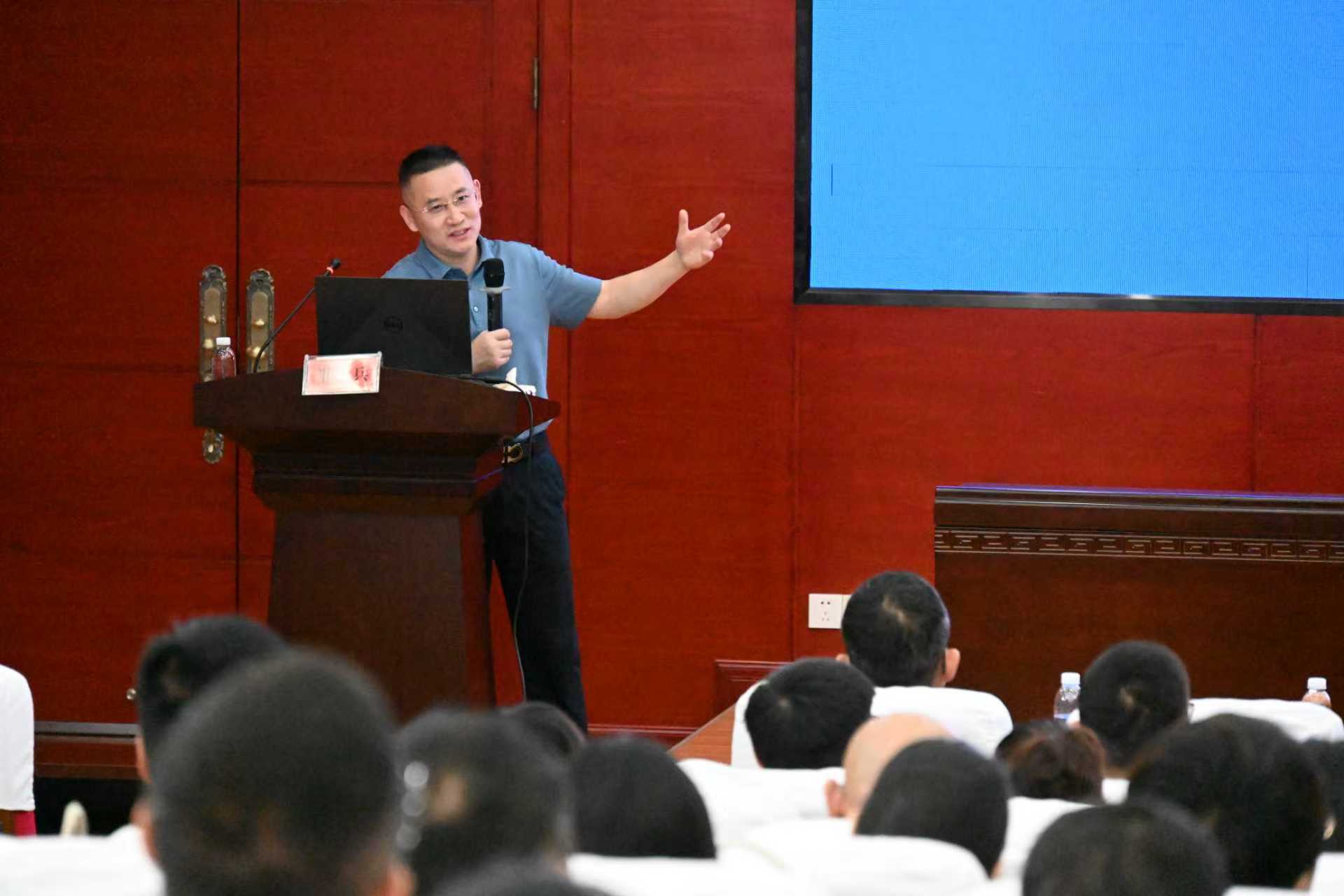 湖南省人民醫(yī)院黨委委員、副院長(zhǎng)祖雄兵來(lái)我院授課